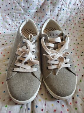 Taos Star  Canvas Lace-Up Sneakers - Beige.